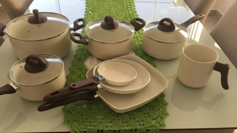 Jogo de panelas Brinox Ceramic Life Smart Plus 8 peças na cor Vanilla sobre mesa de jantar com caminho de mesa verde.