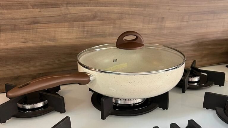 Detalhe de uma panela wok moderna com revestimento cerâmico, a melhor opção para a cozinha do dia a dia