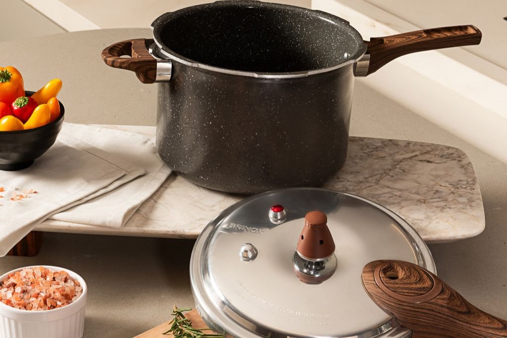 Demonstração do limite máximo de 2/3 de capacidade da panela de pressão Brinox, um passo essencial para o cozimento seguro.