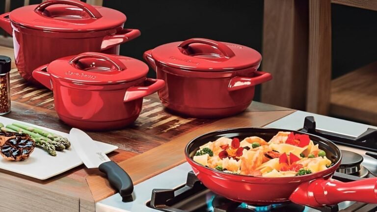 Panela de cerâmica Ceraflame vermelha com ingredientes saudáveis, destacando que o produto é atóxico e livre de chumbo