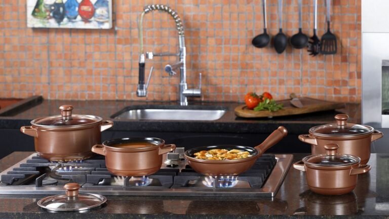 Panelas de cerâmica Ceraflame na cor cobre sobre o fogão, pronta para o primeiro uso.