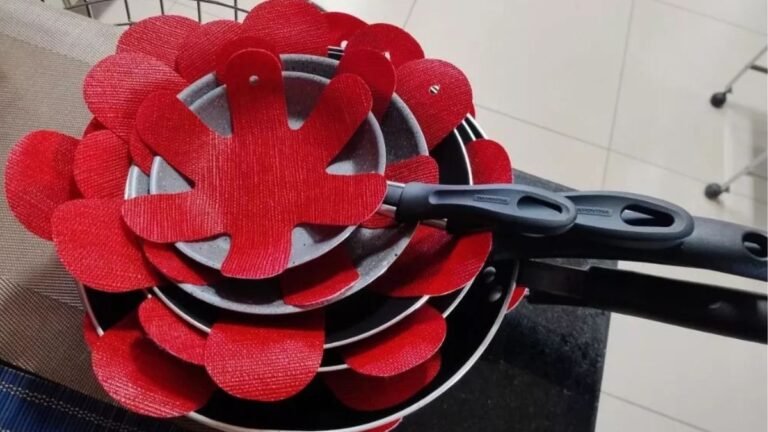 Como manter o revestimento cerâmico intacto: usando protetores de panela ao empilhar para evitar riscos e aumentar a durabilidade.