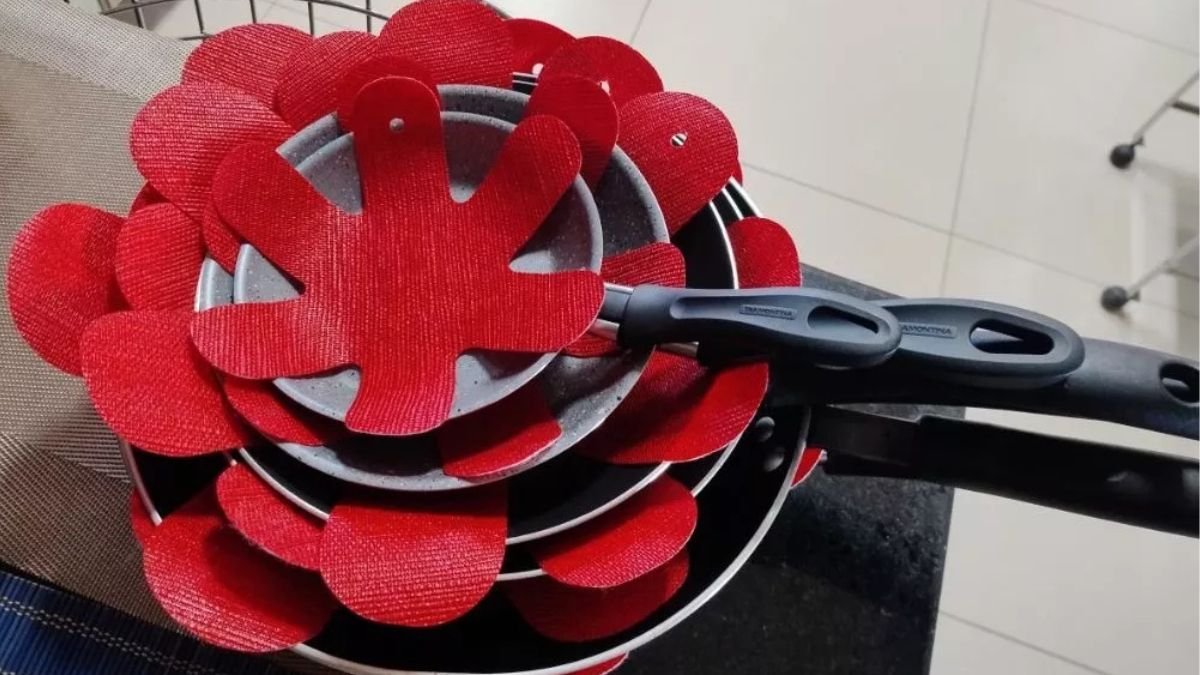 Como manter o revestimento cerâmico intacto: usando protetores de panela ao empilhar para evitar riscos e aumentar a durabilidade.