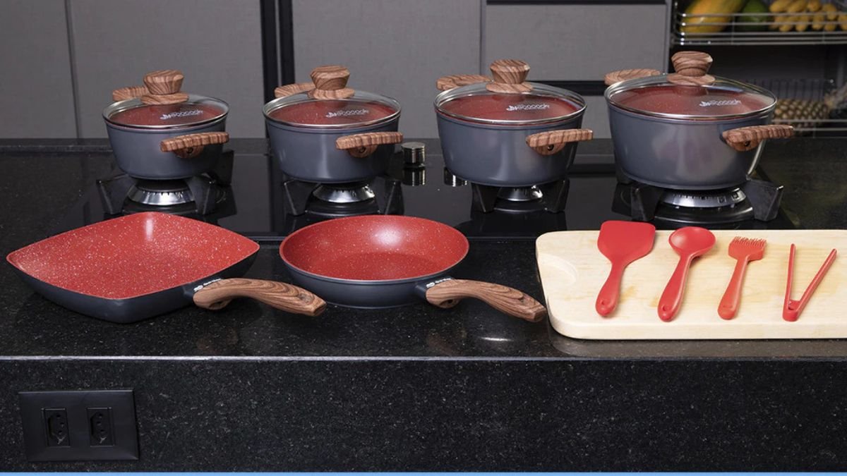 Jogo de panelas Duralar Red Marble com revestimento nanocerâmico em uma cozinha moderna, tema da análise sobre sua qualidade.