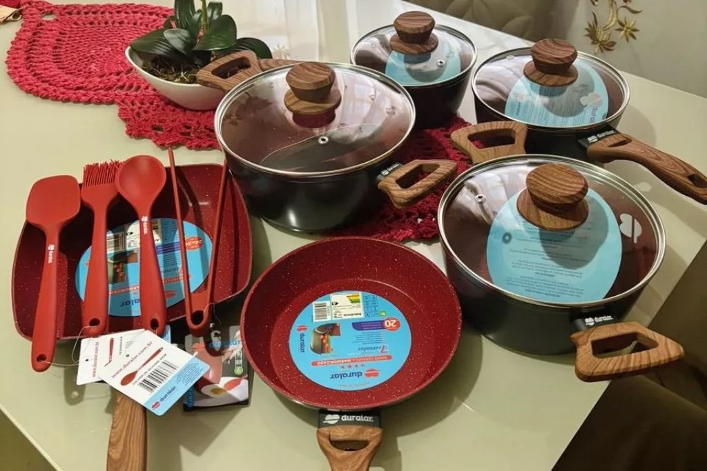 Análise completa do conjunto de panelas Duralar Red Marble, destacando seu design marmorizado e a composição das 10 peças.