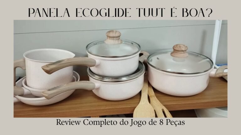 Foto do conjunto de 8 peças Tuut Ecoglide, com acabamento branco marmorizado e cabos que imitam madeira, organizado em uma prateleira de madeira polida. No topo, o texto 'PANELA ECOGLIDE TUUT É BOA?' e na parte inferior 'Review Completo do Jogo de 8 Peças'.